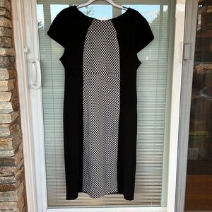 LIZ CLAIBORNE SHORT SLEEVE BLACK DRESS WITH BLACK&WHITE CENTER PRINT PATTERN